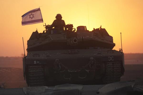 Israeli tanks on the Palestinian border in Gaza (Ohad Zwigenberg / AP)
