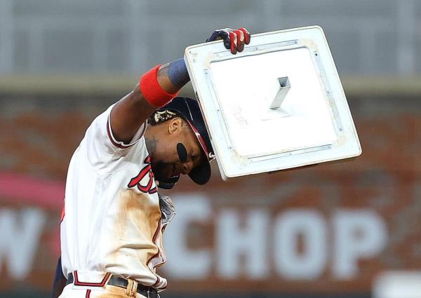 亚特兰大，乔治亚州 - 9月27日：亚特兰大勇士队的Ronald Acuna Jr. #13在2023年9月27日在Truist Park对芝加哥小熊队的第10局中偷得第二垒后举起了第二垒。 这是Acuna Jr.当晚的第二次偷垒，本赛季的第70次偷垒，使他成为MLB历史上第一个在一个赛季中击出40支全垒打并偷70个垒的球员。 （由Kevin C. Cox/Getty Images拍摄）