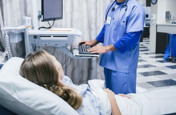 Nurse talking to patient in hospital bed - stock photo</p>

<p>　　