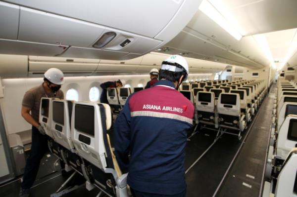 Asiana　converts　its　passenger　plane,　previously　turned　into　a　cargo　plane,　back　into　a　passenger　jet　as　traffic　grows