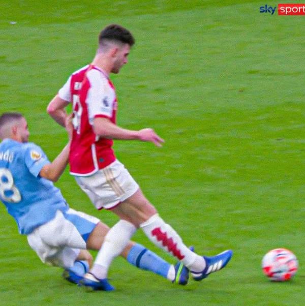 Mateo Kovacic also catches Declan Rice on the ankle