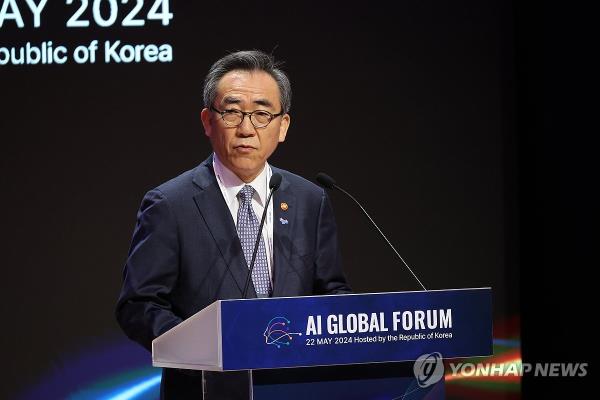 Foreign Minister Cho Tae-yul delivers an opening speech at the start of the AI Global Forum at the Korea Institute of Science and Technology on May 22, 2024, held in the follow-up to the AI Summit the previous day. (Yonhap) 