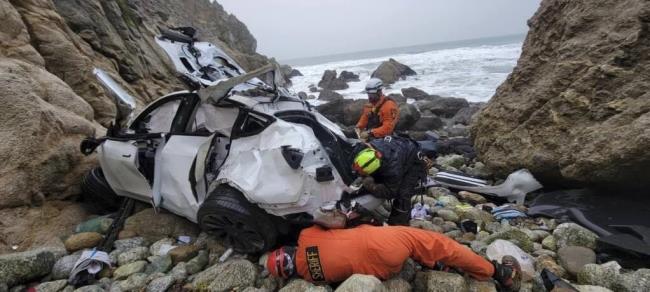 FILE - In this photo provided by the San Mateo County Sheriff's Office, emergency perso<em></em>nnel respond to a vehicle over the side of Highway 1 on Jan. 1, 2023, in San Mateo County, Calif. (Sgt. Brian Moore/San Mateo County Sheriff's Office via AP; File)